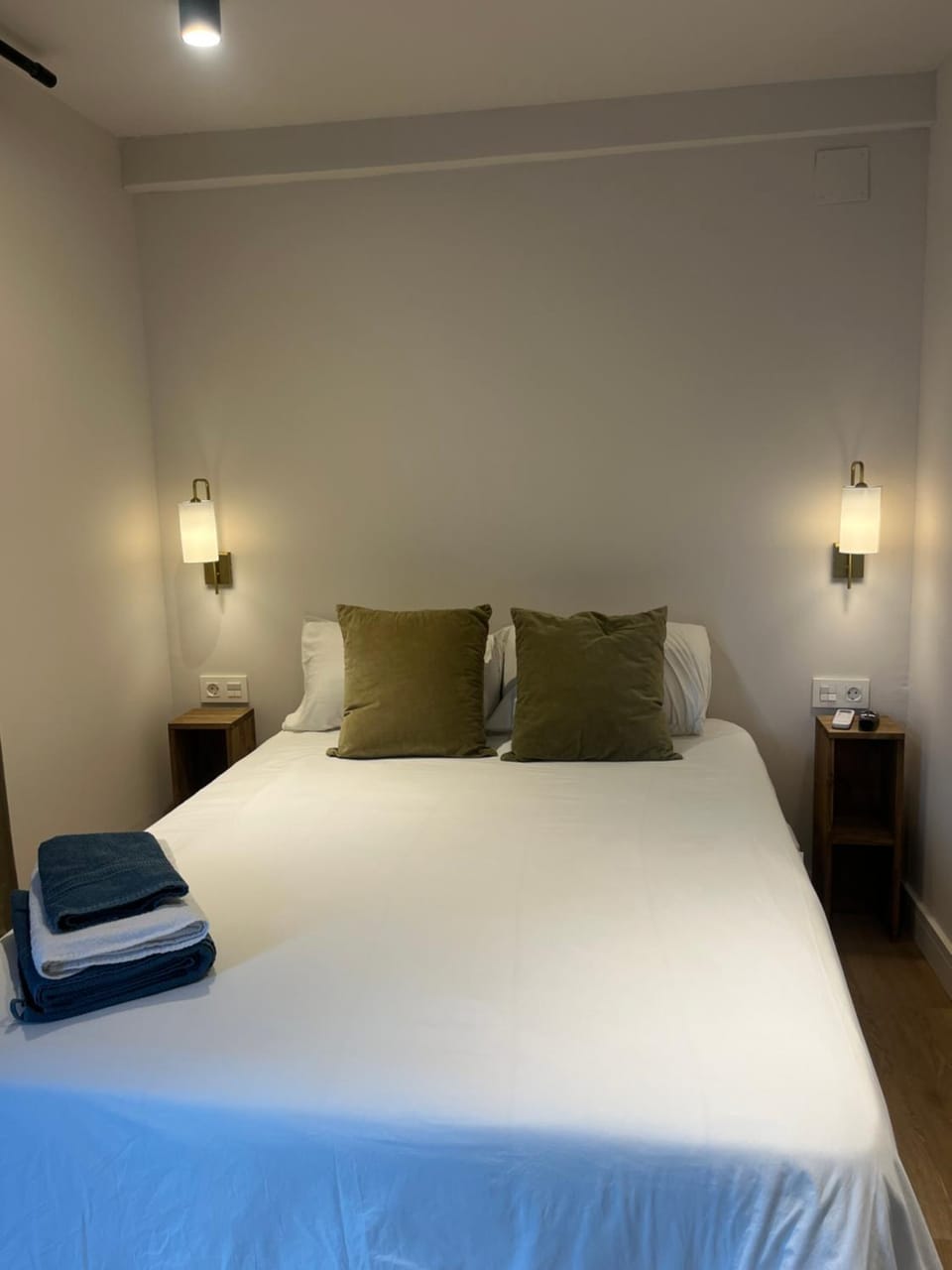 Bed, Bedroom, towels