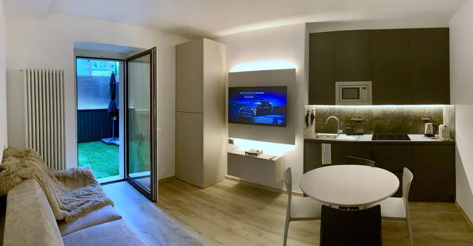 TV and multimedia, Living room, Seating area, Dining area