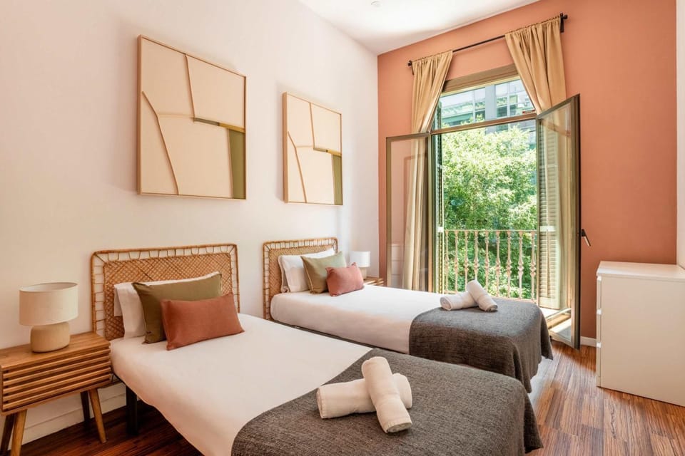 The Collection Barcelona - Comfortable and huge 4BD - 2BTH Rambla Catalunya Apartment in Barcelona