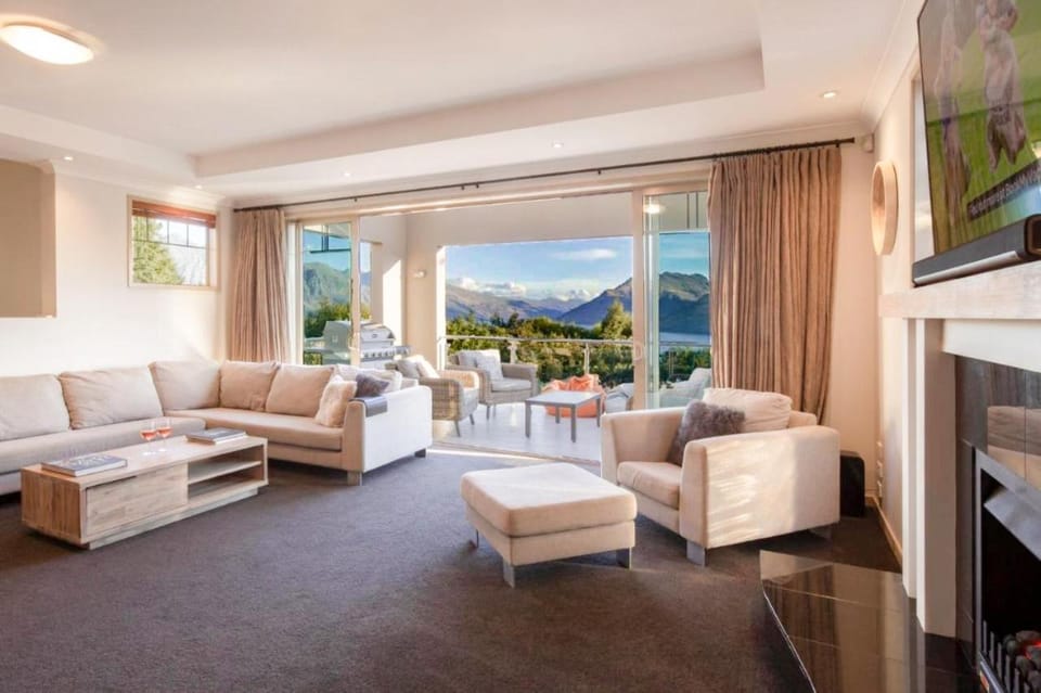 Natural landscape, TV and multimedia, Living room, Seating area, Mountain view