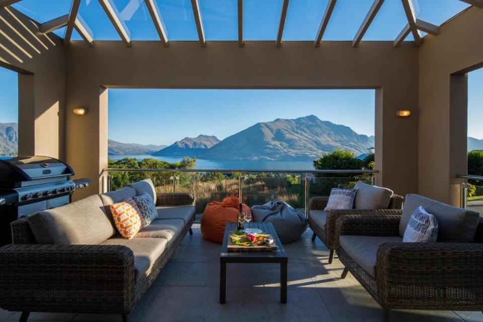 Patio, Natural landscape, View (from property/room), Balcony/Terrace, Living room, Seating area, Mountain view