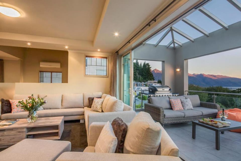 Patio, Natural landscape, View (from property/room), Balcony/Terrace, Living room, Seating area, Dining area, Mountain view