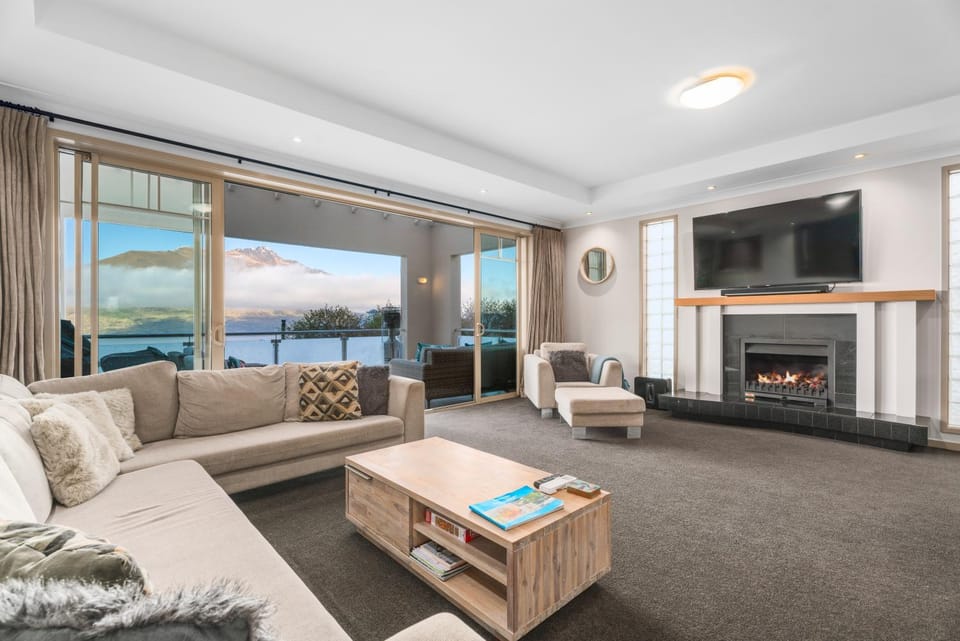 Natural landscape, TV and multimedia, Living room, Seating area, fireplace