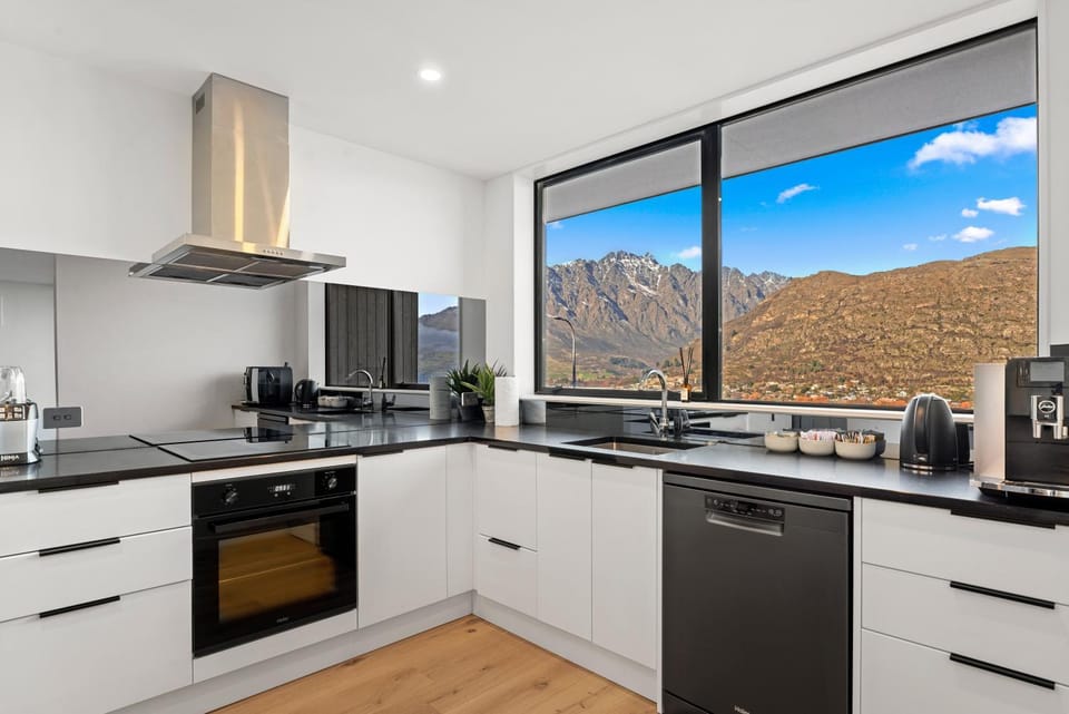 Natural landscape, Coffee/tea facilities, Kitchen or kitchenette, Mountain view, oven, stove, toaster