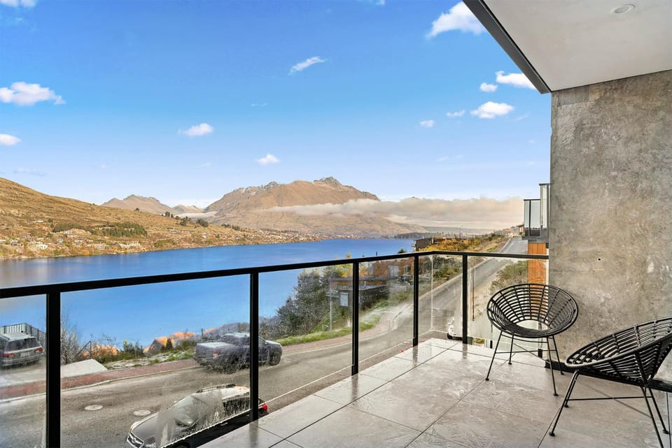 Property building, Patio, Natural landscape, View (from property/room), Balcony/Terrace, Seating area, Lake view, Mountain view