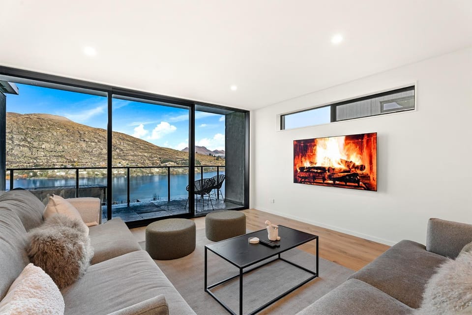 Communal lounge/ TV room, Natural landscape, TV and multimedia, Living room, Seating area, Mountain view