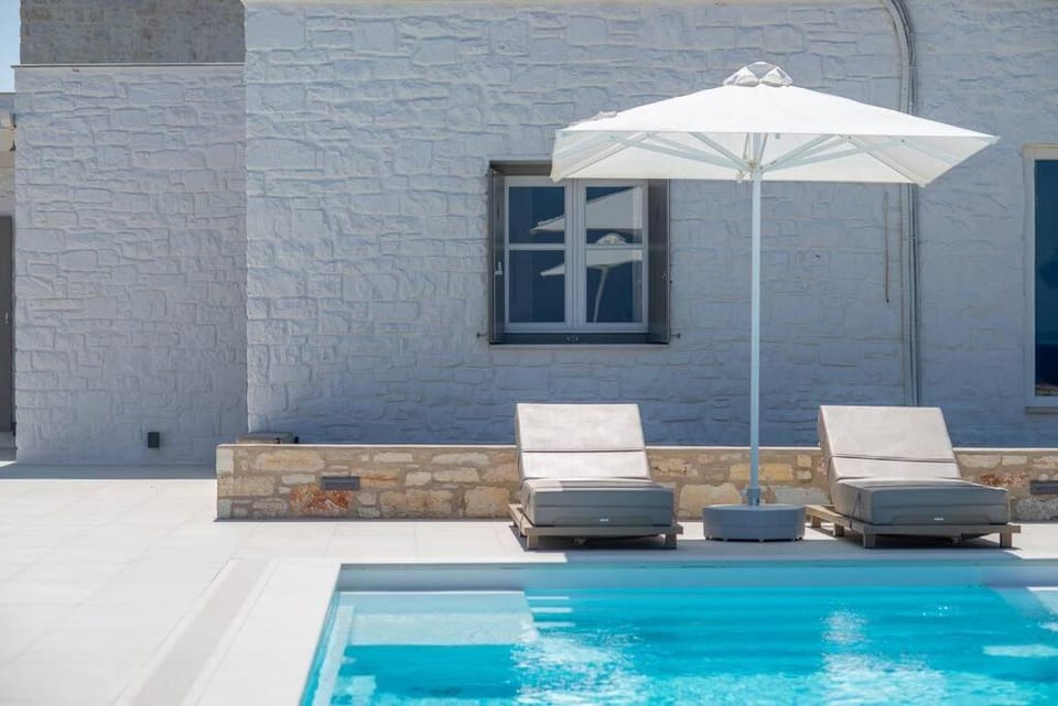 Swimming pool, sunbed