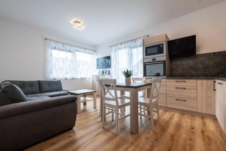 TV and multimedia, Kitchen or kitchenette, Living room, Seating area, Dining area, stove