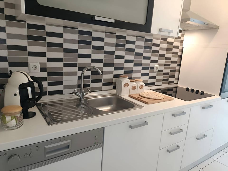 Coffee/tea facilities, Kitchen or kitchenette, stove