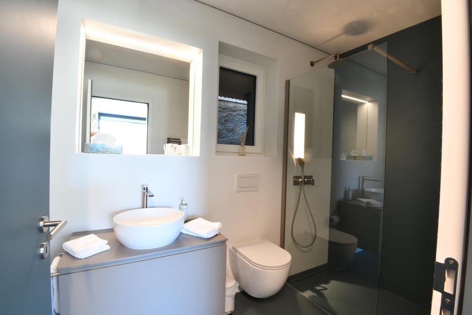 Shower, Toilet, heating, internet, towels