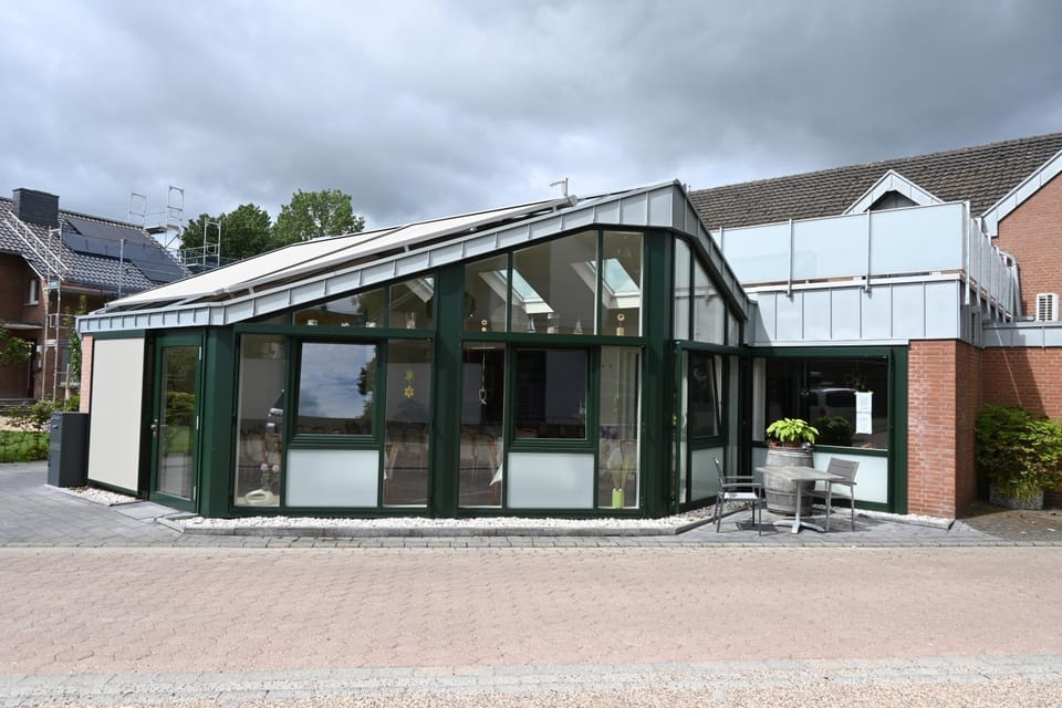 Property building, Restaurant/places to eat, Day