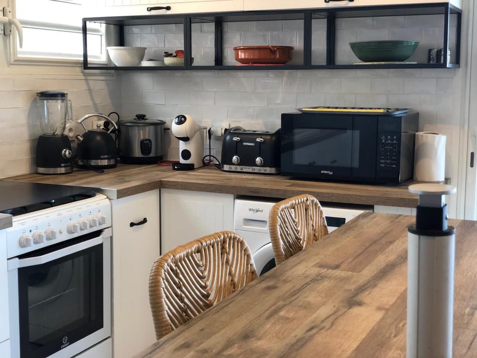 Coffee/tea facilities, oven, stove, toaster