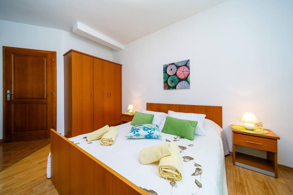 Bed, Bedroom, internet, towels, air conditioner