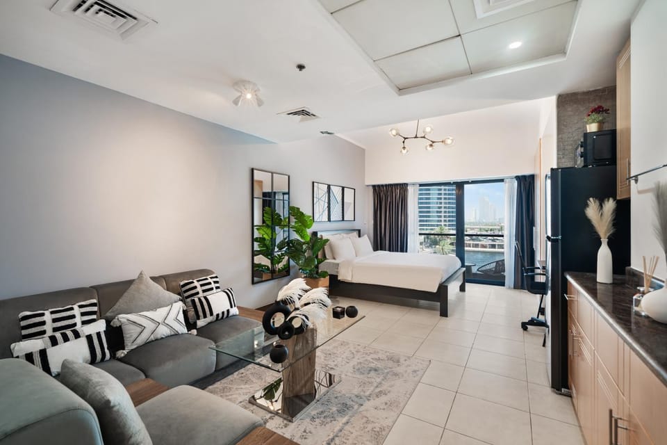 Luxury JLT Studio Lakeview Pool & Marina Walk Apartment in Dubai