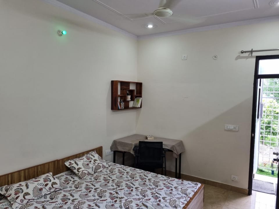 HOmTEL-1Bedroom Home Stay by Pushpanjali QLH Bed and Breakfast in Dehradun