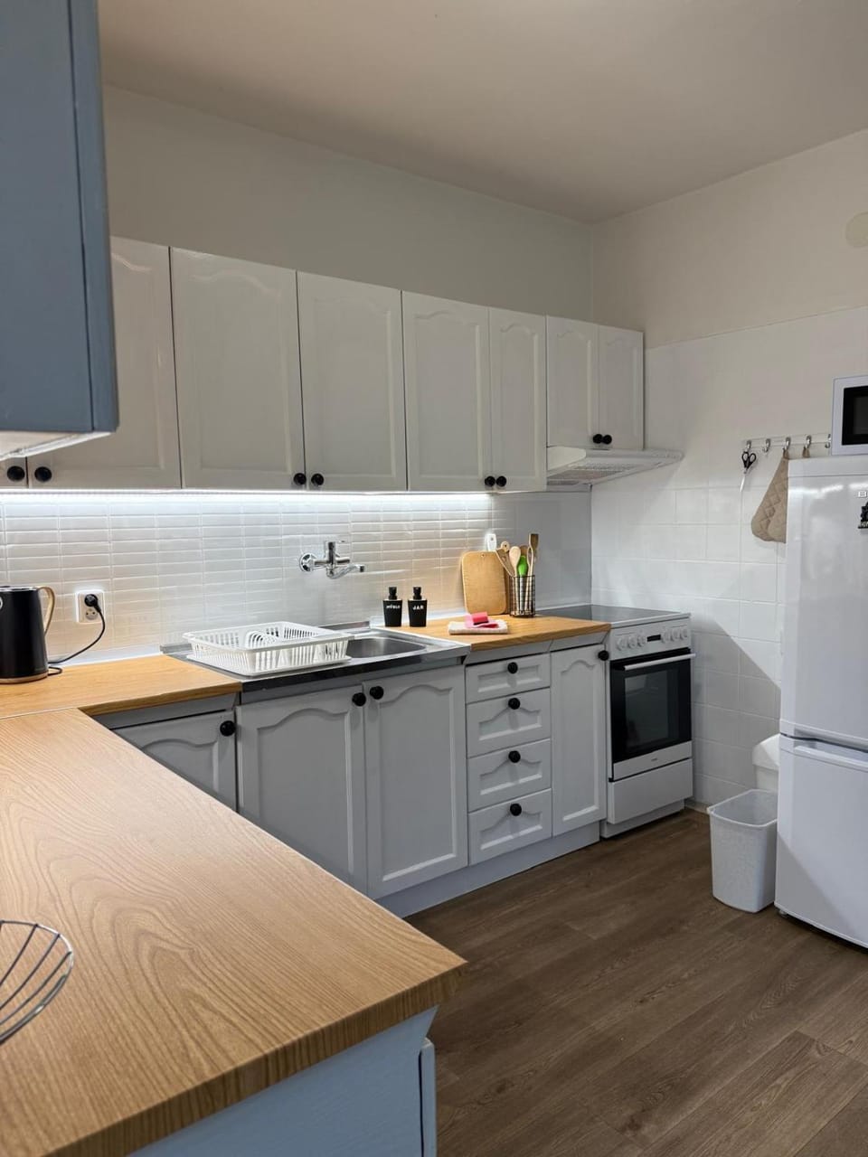 Property building, Coffee/tea facilities, Kitchen or kitchenette, oven, stove