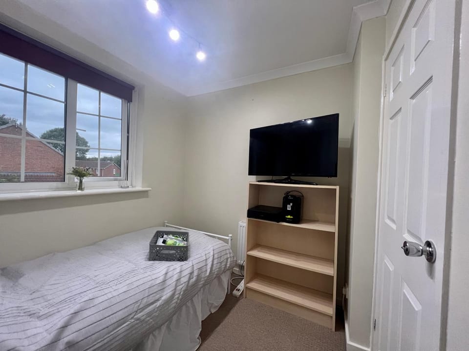 Single bed Parking Internet Coffee Garden Patio TV Quiet Close to main bus route B98 9NH Vacation rental in Wychavon District