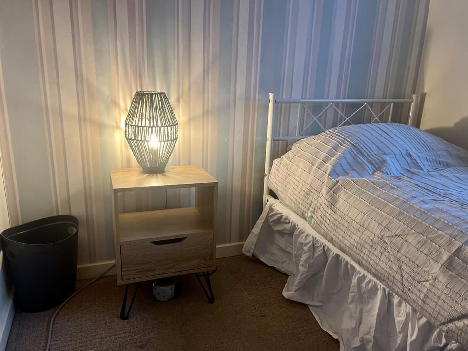 Single bed Parking Internet Coffee Garden Patio TV Quiet Close to main bus route B98 9NH Vacation rental in Wychavon District