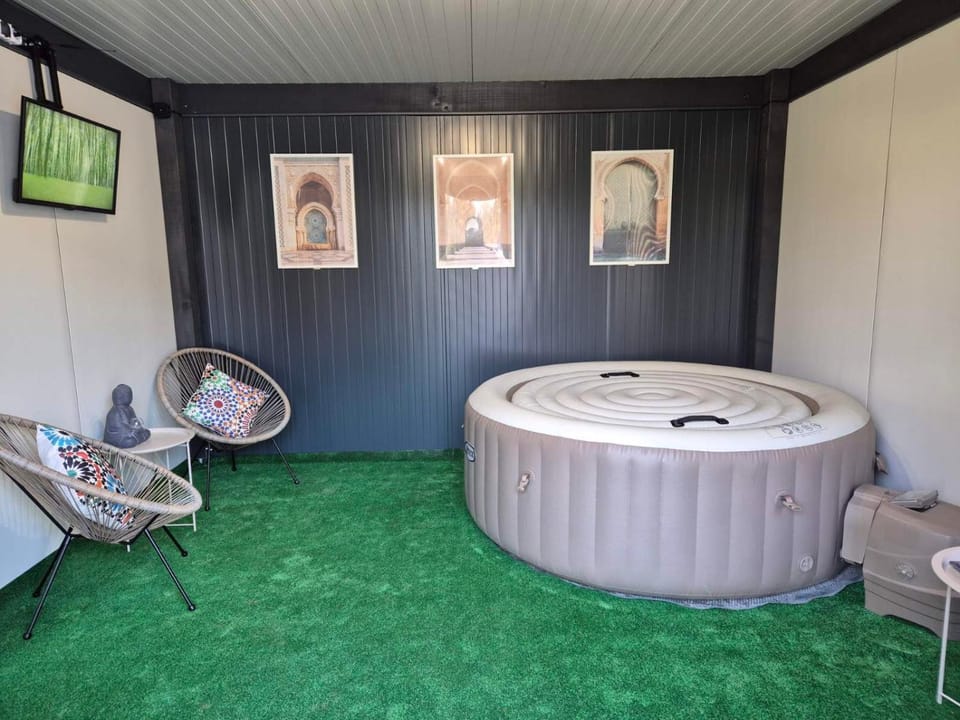 Property building, Garden, Hot Tub, Spa and wellness centre/facilities
