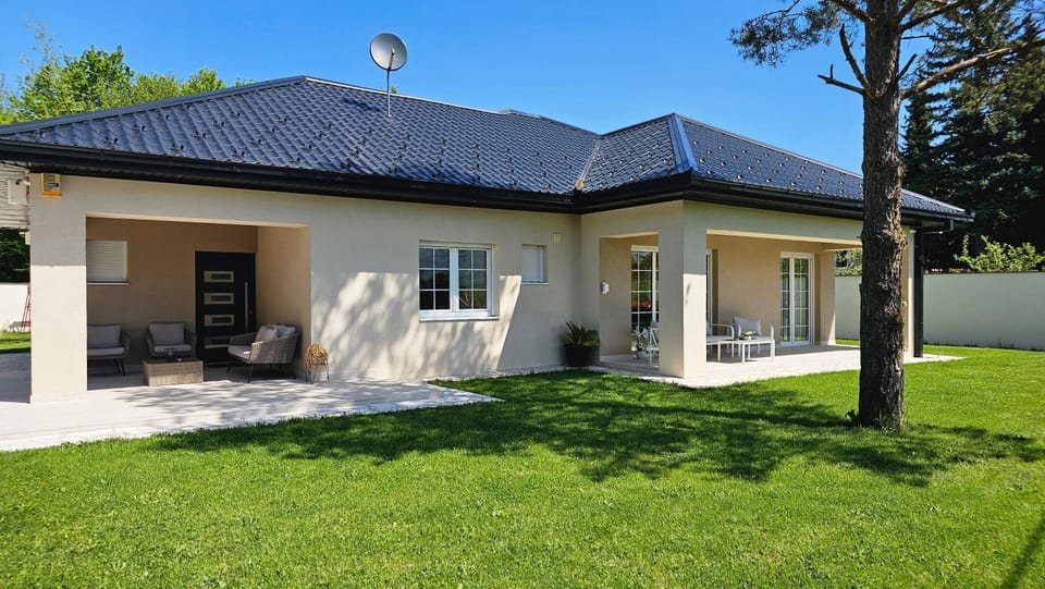 Property building, Spring, Day, Natural landscape, Garden, Garden view