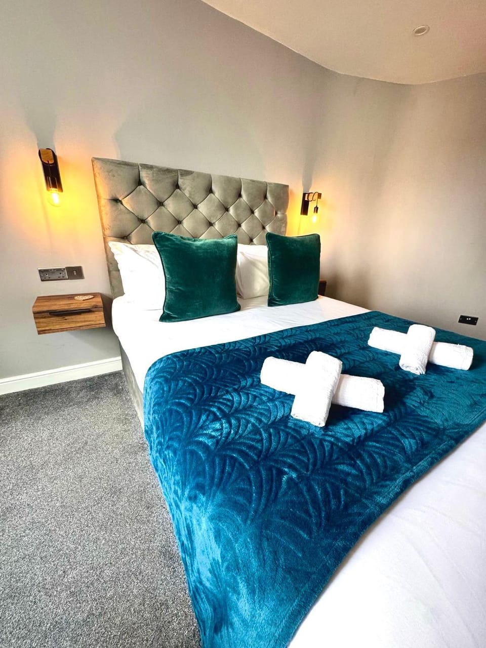 Bed, Bedroom, towels