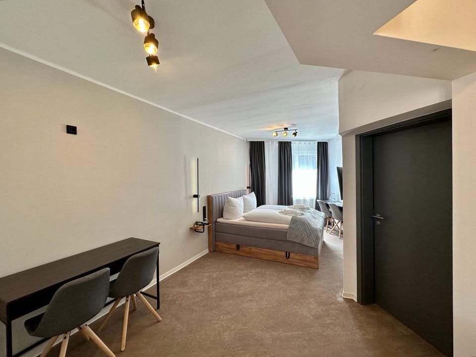 Bed, Photo of the whole room, Seating area