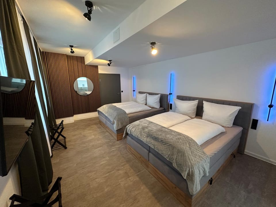 Bed, TV and multimedia, Photo of the whole room, Bedroom, fireplace