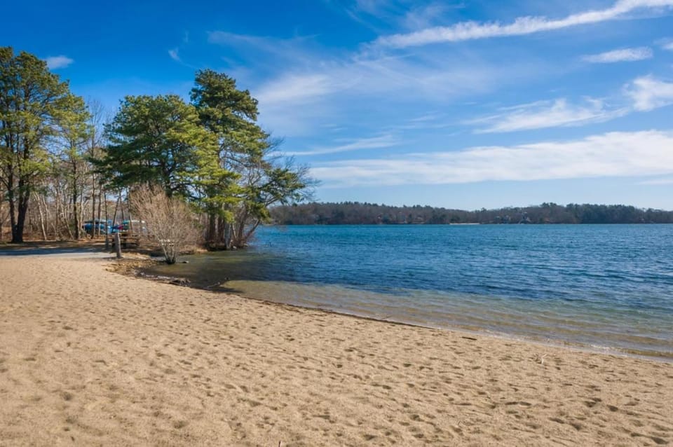 Dog-Friendly Cape Home with Fire Pit House in Mashpee