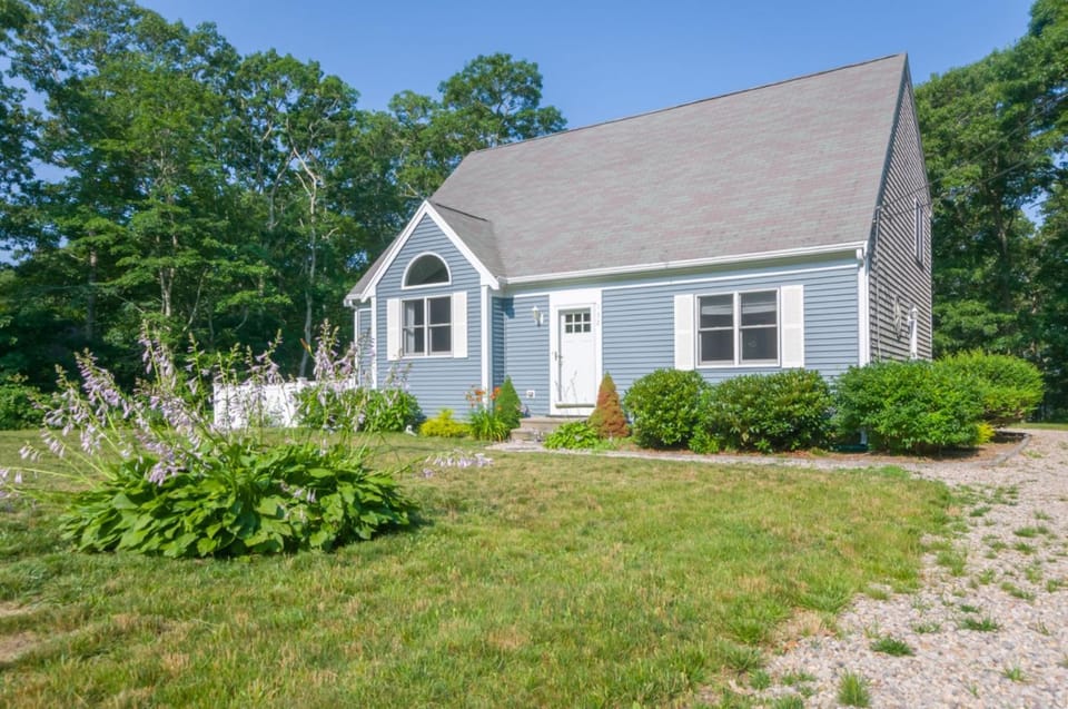Dog-Friendly Cape Home with Fire Pit House in Mashpee