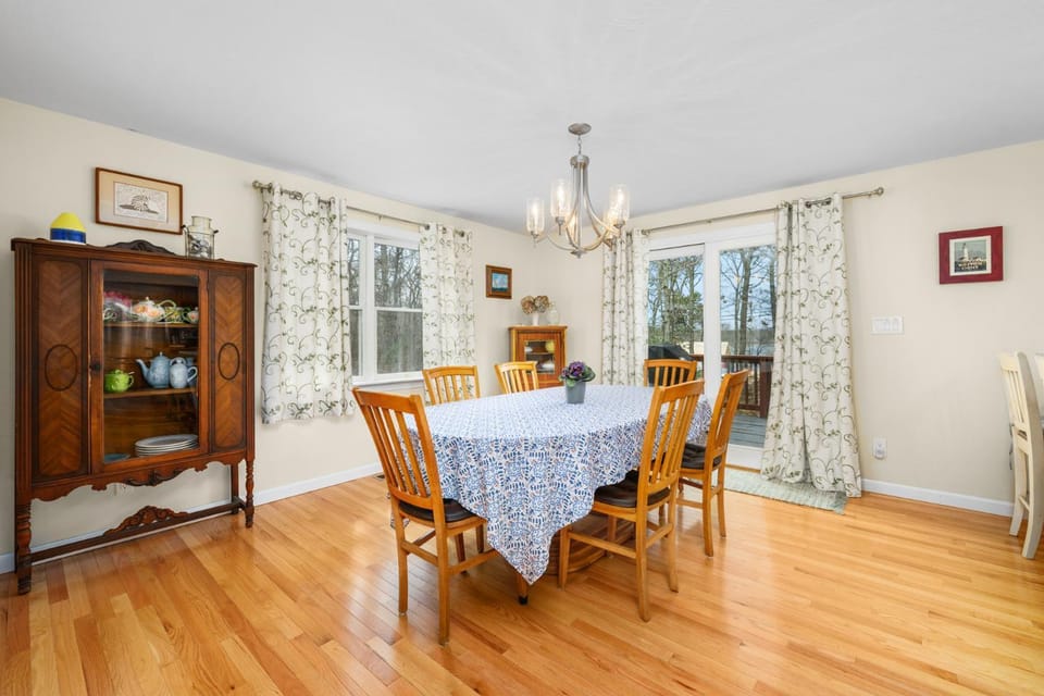 Dog-Friendly Cape Home with Fire Pit House in Mashpee