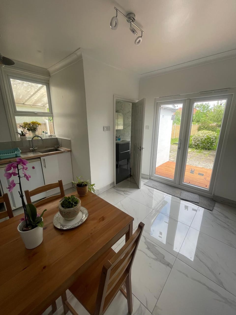 Kitchen or kitchenette, Dining area, minibar, pet friendly