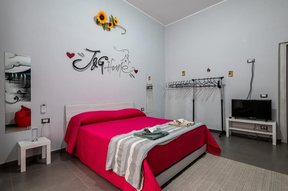 Bed, TV and multimedia, Photo of the whole room, Bedroom, towels