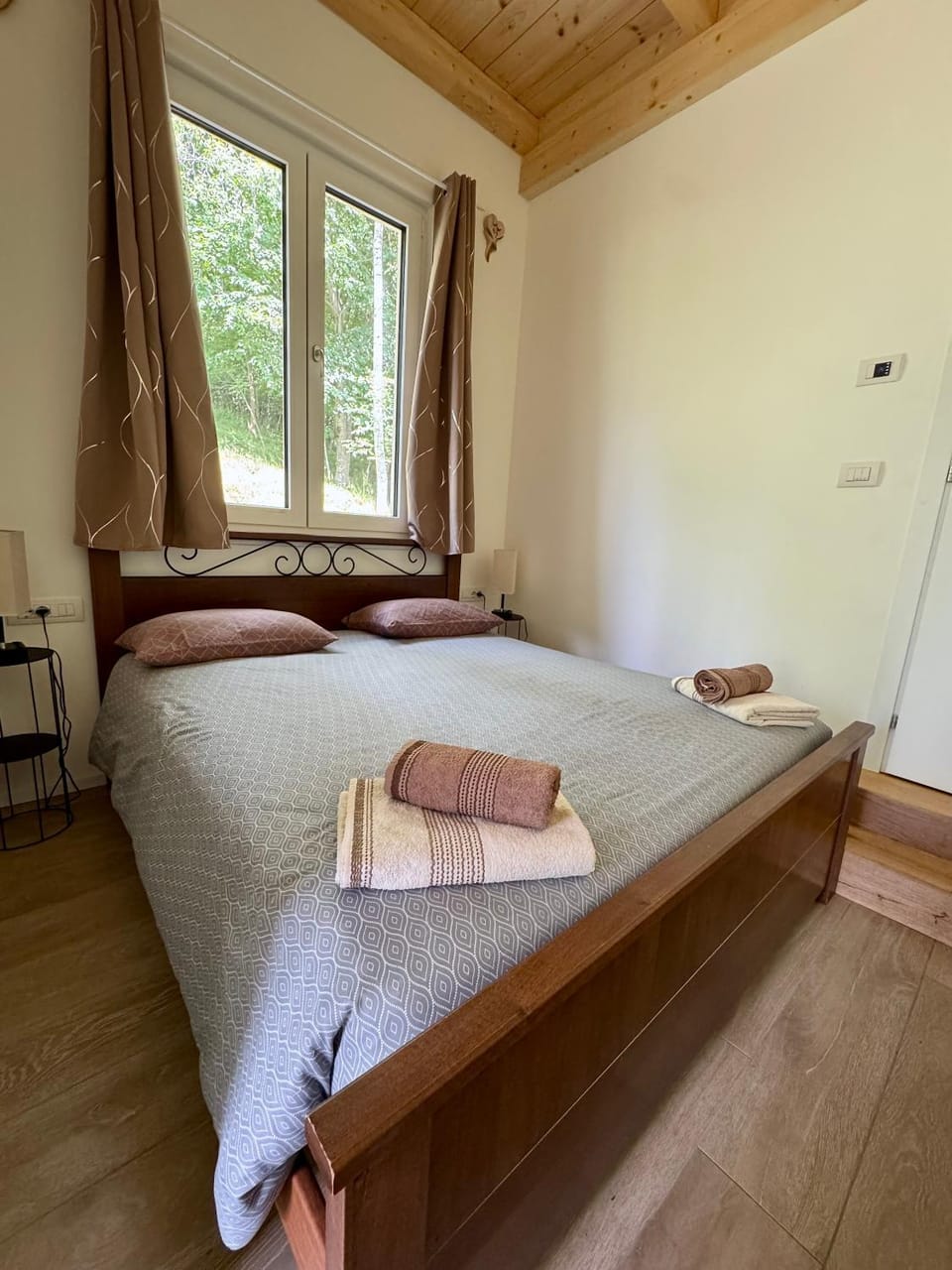 Bed, Bedroom, bunk bed, towels