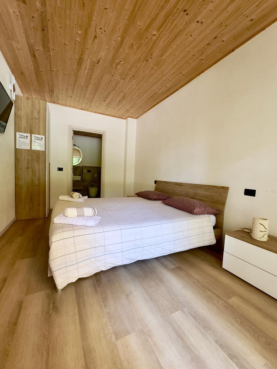 Bed, Bedroom, bunk bed, towels, wardrobe