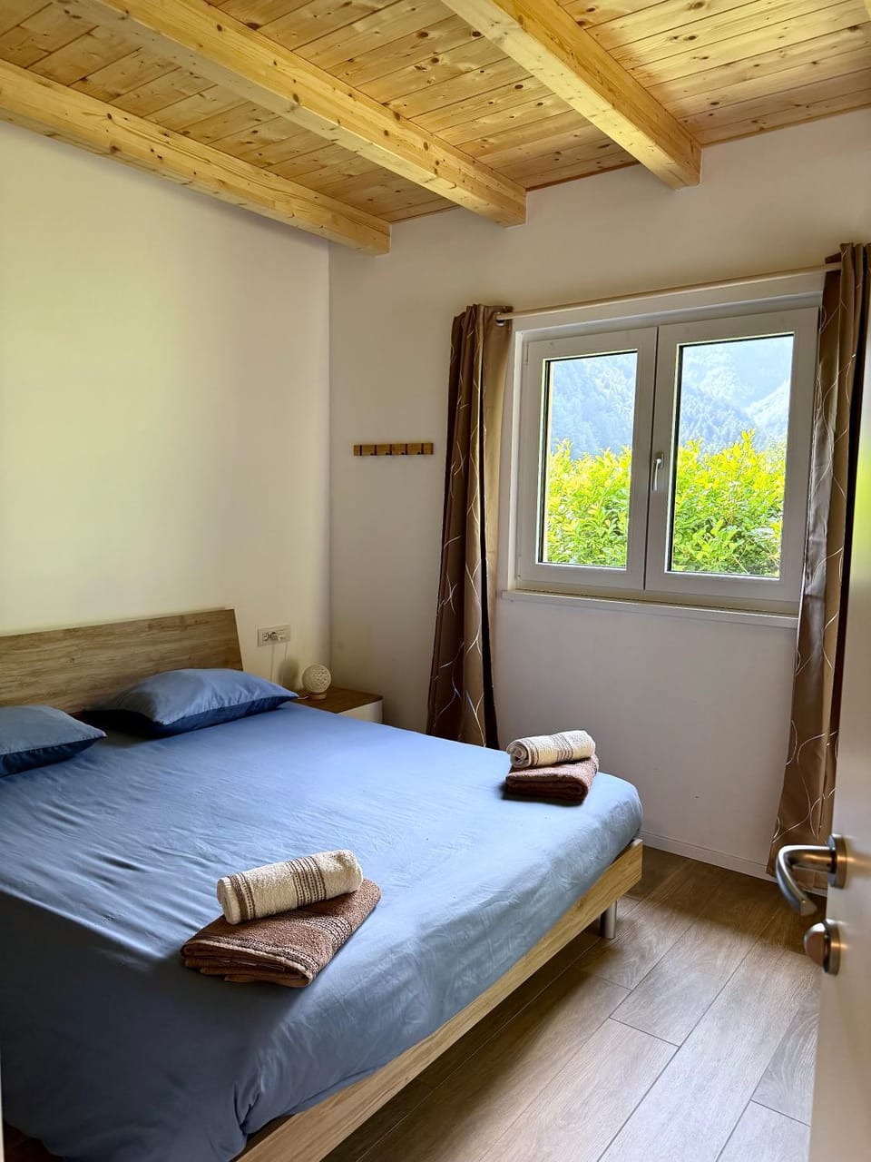 Bed, Bedroom, bunk bed, towels, wardrobe