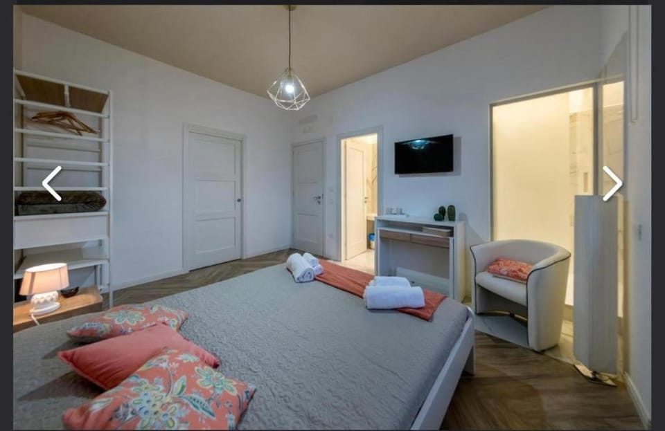 Bed, TV and multimedia, Photo of the whole room, Bedroom, towels, wardrobe