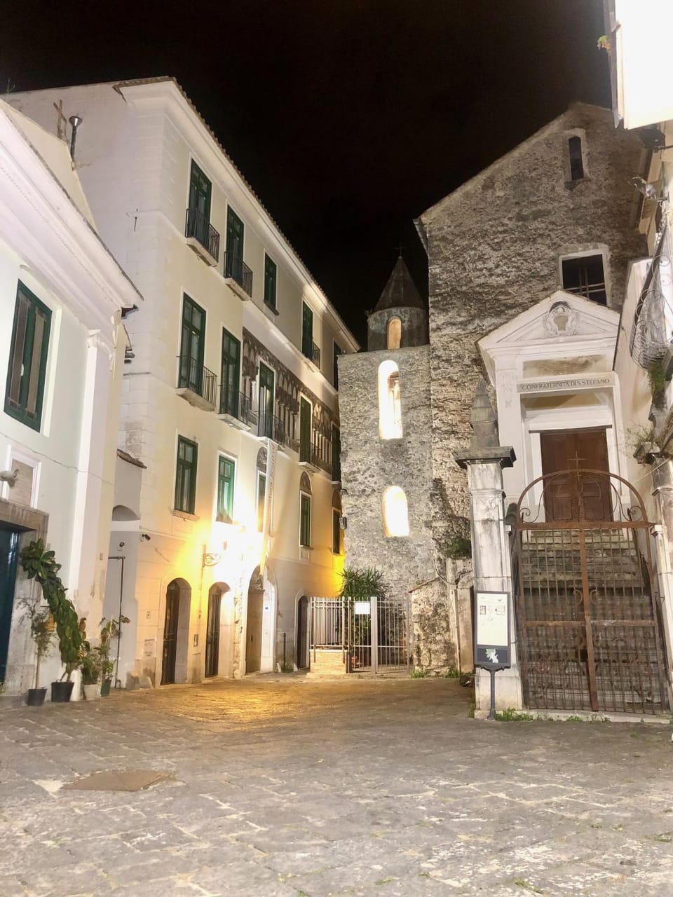 Property building, Neighbourhood, Landmark view, Street view