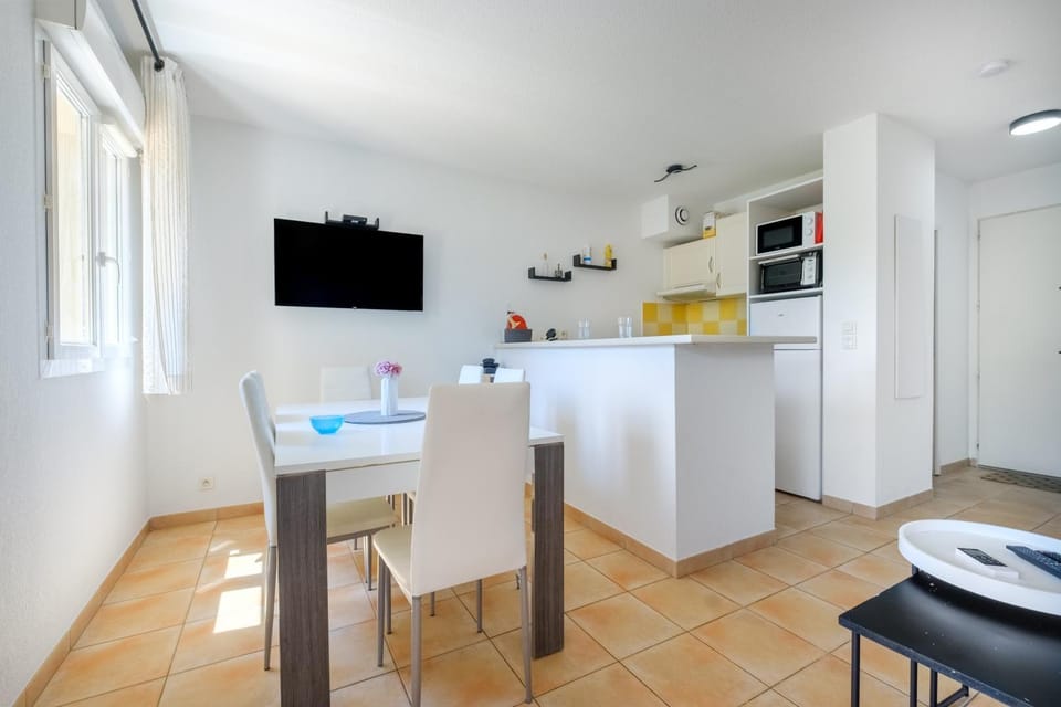 Property building, Kitchen or kitchenette, Living room