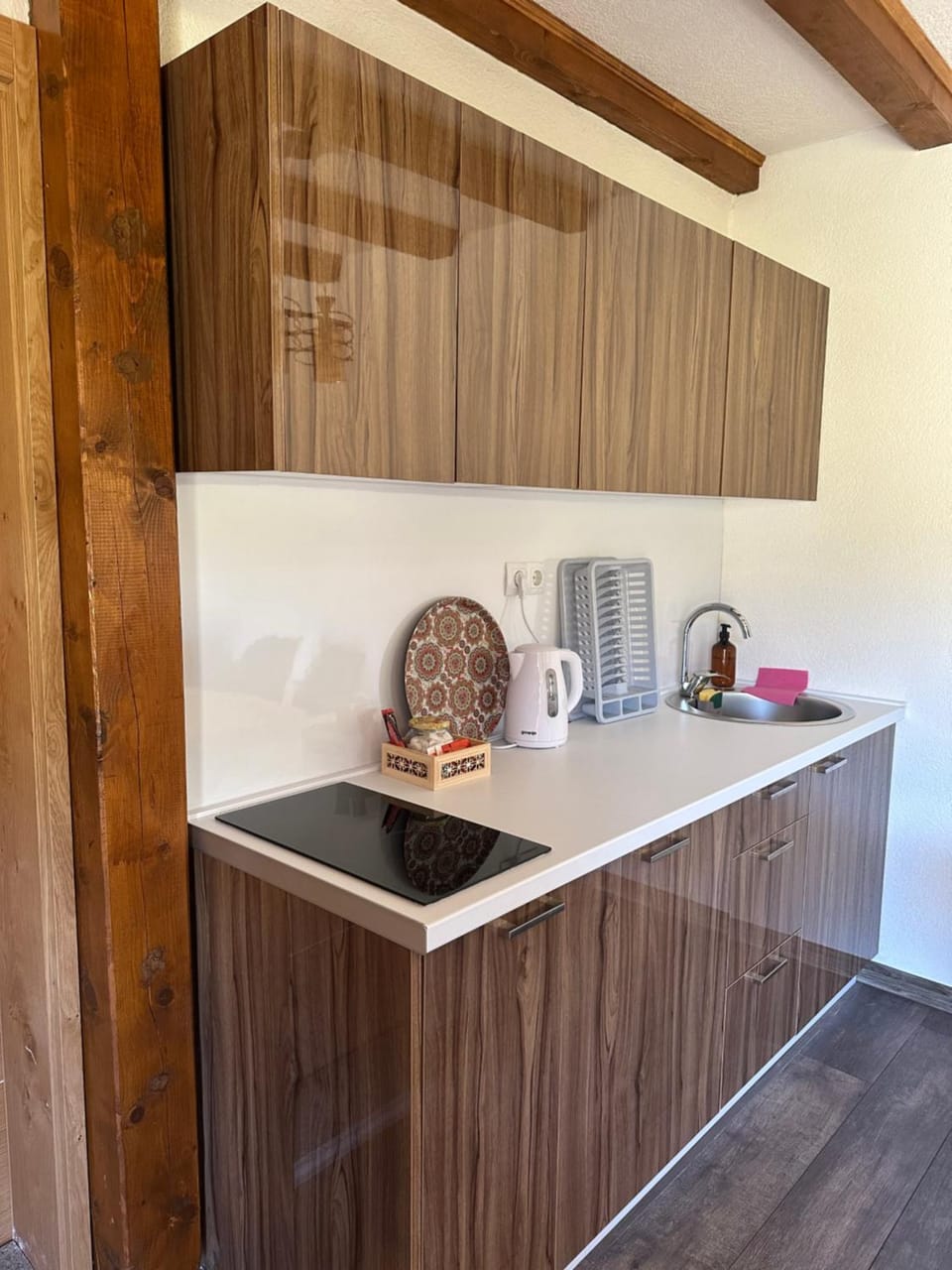 Coffee/tea facilities, Kitchen or kitchenette, stove