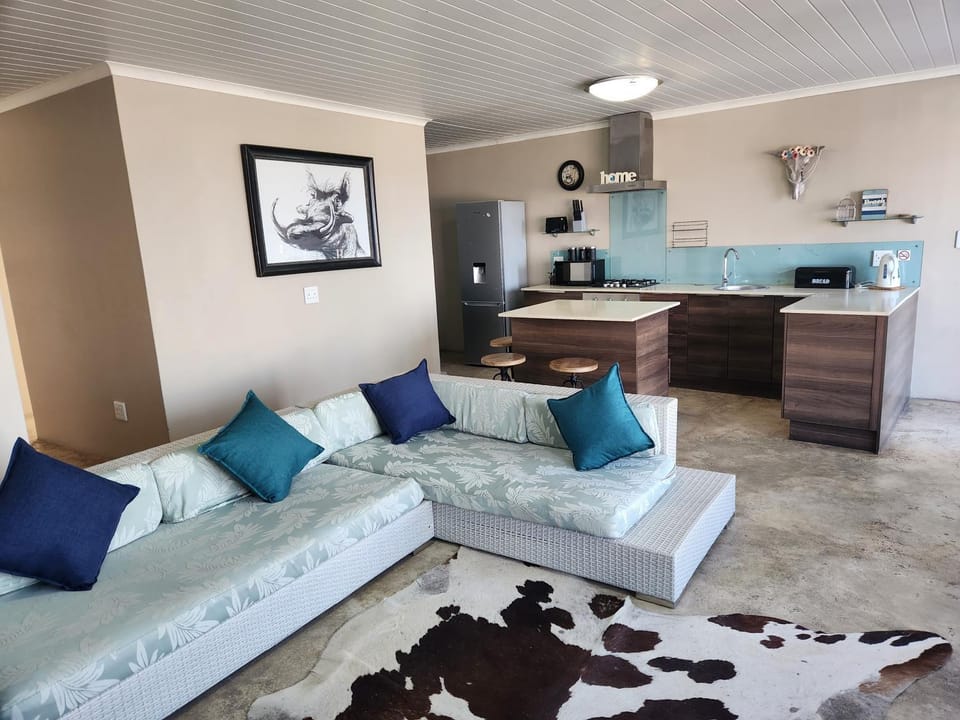 Kitchen or kitchenette, Living room, Seating area, Dining area, oven, stove