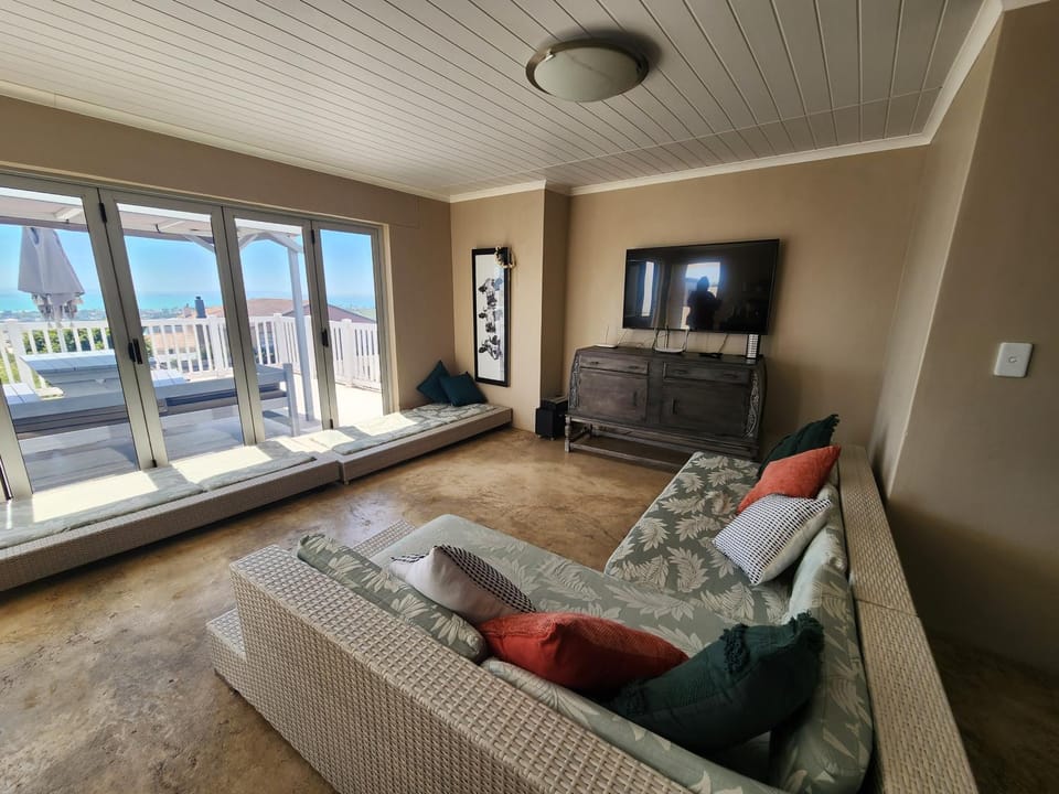 TV and multimedia, Living room, Photo of the whole room, Seating area, Sea view