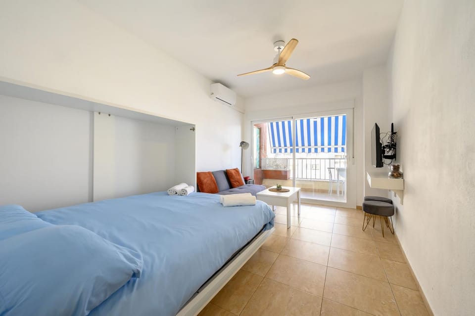 Bed, TV and multimedia, Living room, Dining area, fireplace, air conditioner