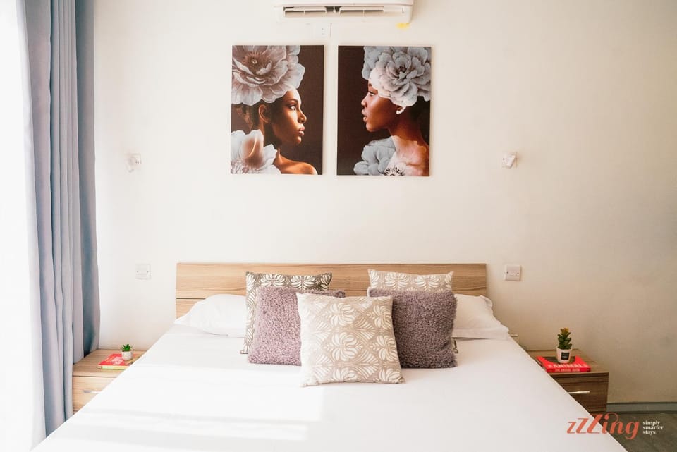 Bed, Photo of the whole room, Decorative detail, Bedroom, air conditioner