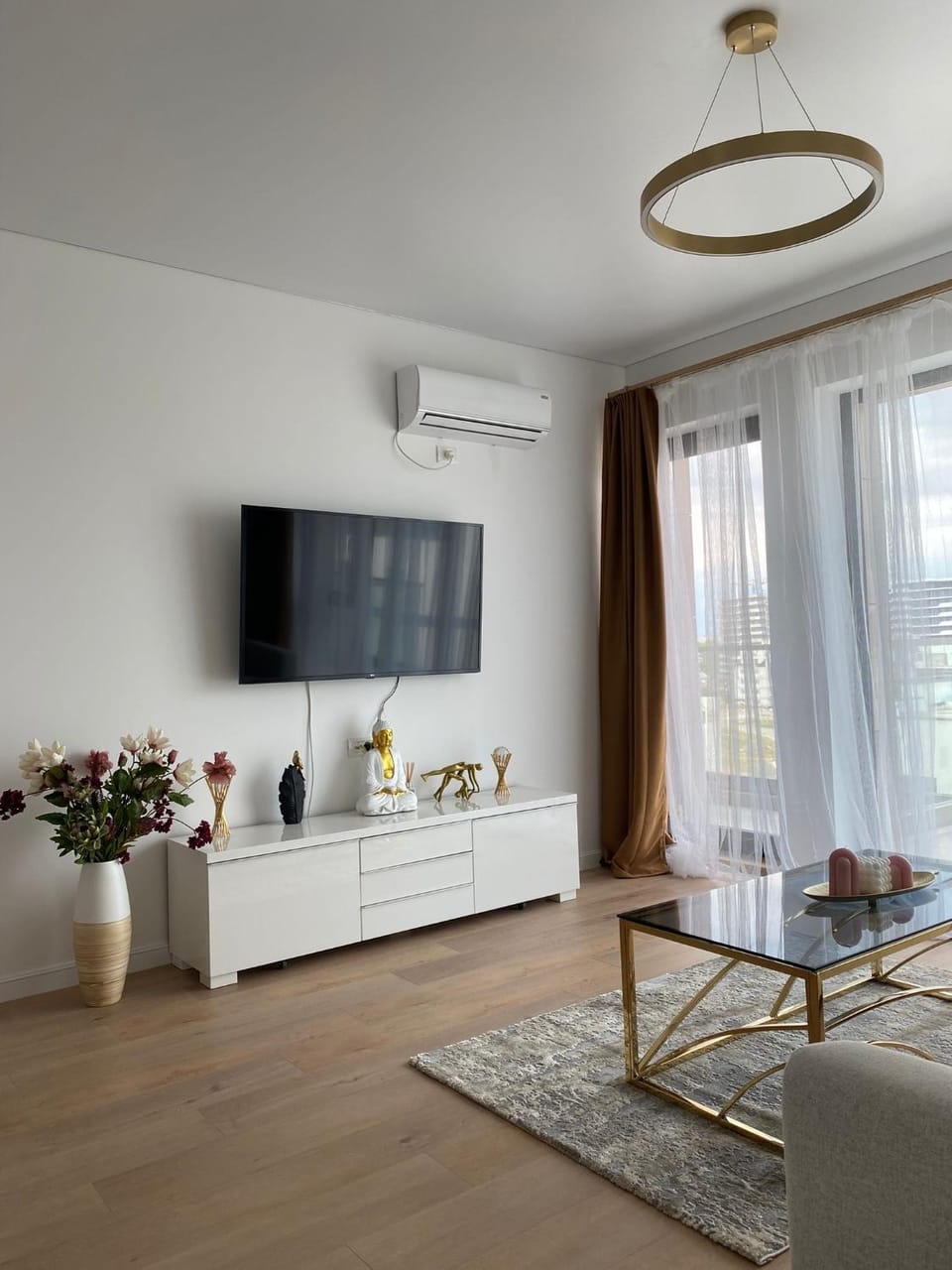 Communal lounge/ TV room, TV and multimedia, Living room, Seating area, Evening entertainment, air conditioner