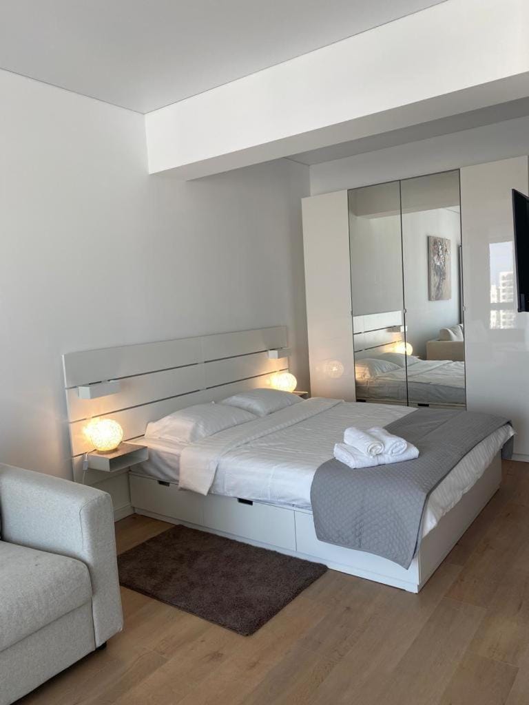 Bed, TV and multimedia, Photo of the whole room, Bedroom, towels, wardrobe