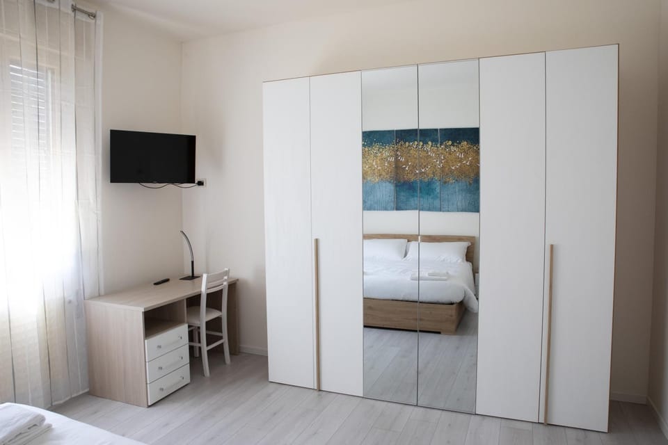 Bed, TV and multimedia, Photo of the whole room, Bedroom, wardrobe