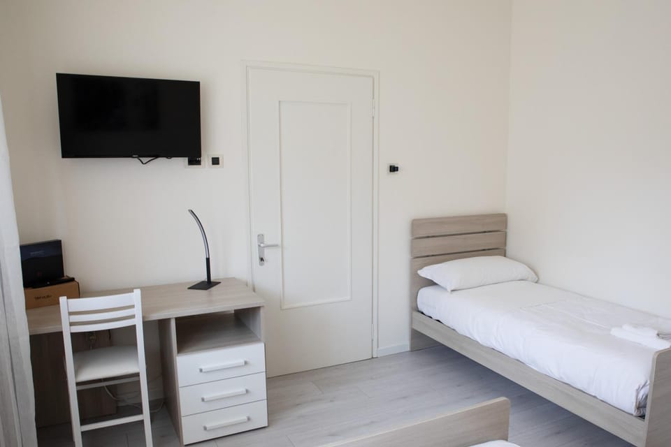 Bed, TV and multimedia, Photo of the whole room, Evening entertainment, Bedroom, wardrobe