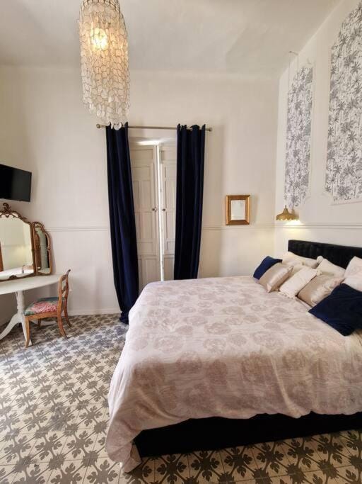 Bed, Photo of the whole room, Bedroom
