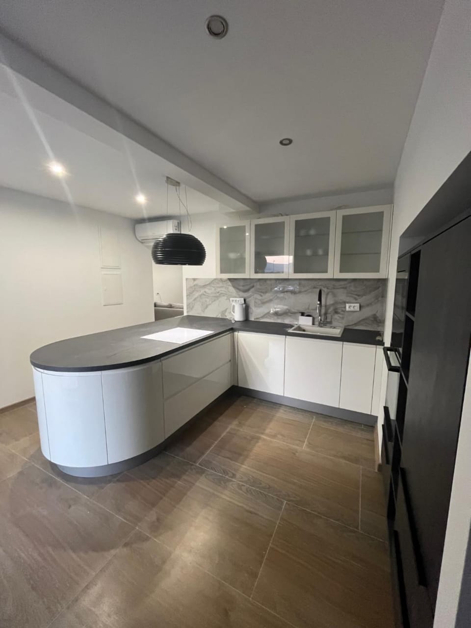 Kitchen or kitchenette, dishwasher, stove