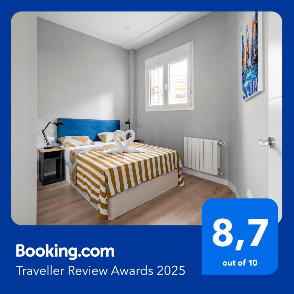 Photo of the whole room, Bedroom, towels
